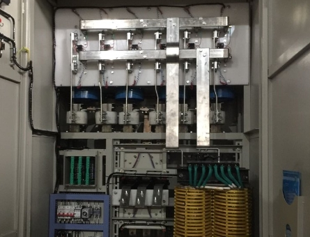 進相器是一種用于改善三相異步電動機功率因數(shù)的電力電子設備